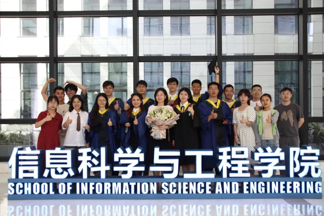 图片说明:杨文(一排左五)与她的研究生们.jpg