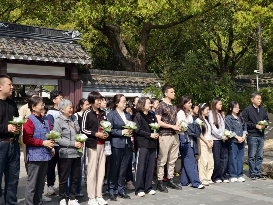 向先棉敬献棉花花束