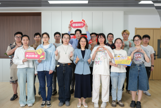 屈雪（一排左四）与她的研究生们