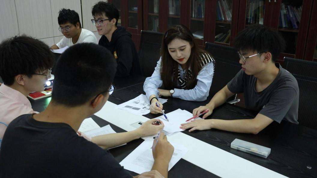 学生团队进行实验方案论证