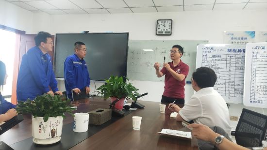 2023年7月，张相洋教授(右一)与宁夏企业团队交流技术问题。 受访者供图