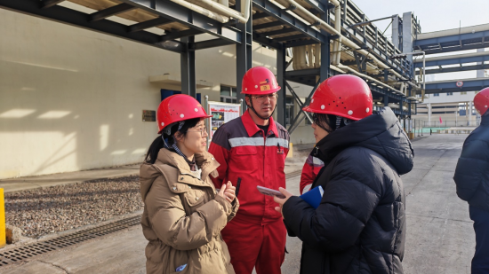 2025年12月，博士研究生王征程(左一)在宝丰集团生产现场。 