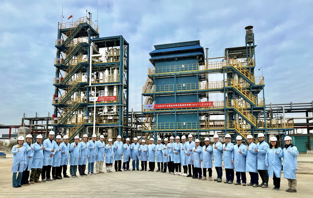 攻关团队在千吨级中试现场