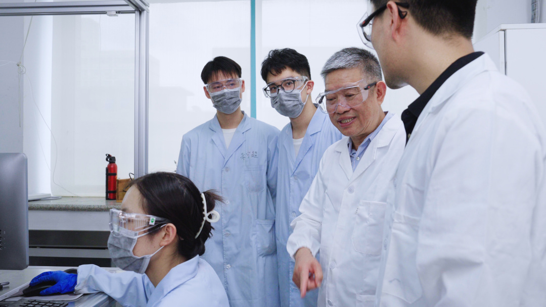 团队成员在实验室研讨关键催化新材料