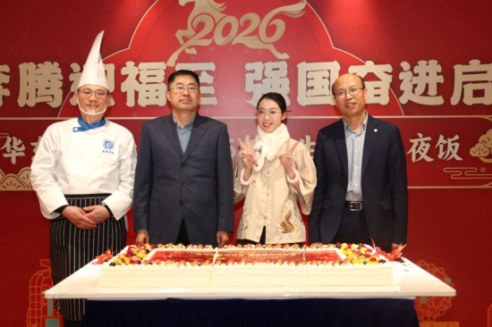 蒋传海、轩福贞与后勤员工、过生日学生代表共同切分蛋糕