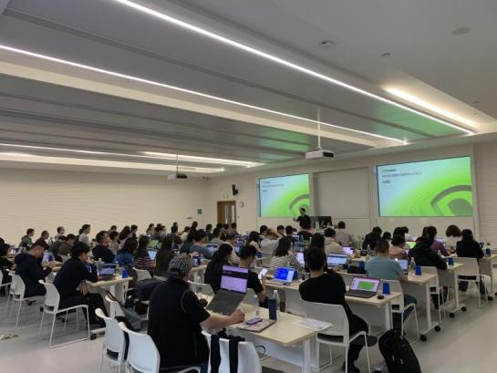 举行人工智能师资培训 举行人工智能师资培训